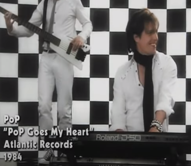 Fotograma del vídeo  Pop Goes My  de 1984, supuesto hit en la película Music & Lyrics aunque el teclado que sale, Roland D-50 no salió al mercado hasta 1987